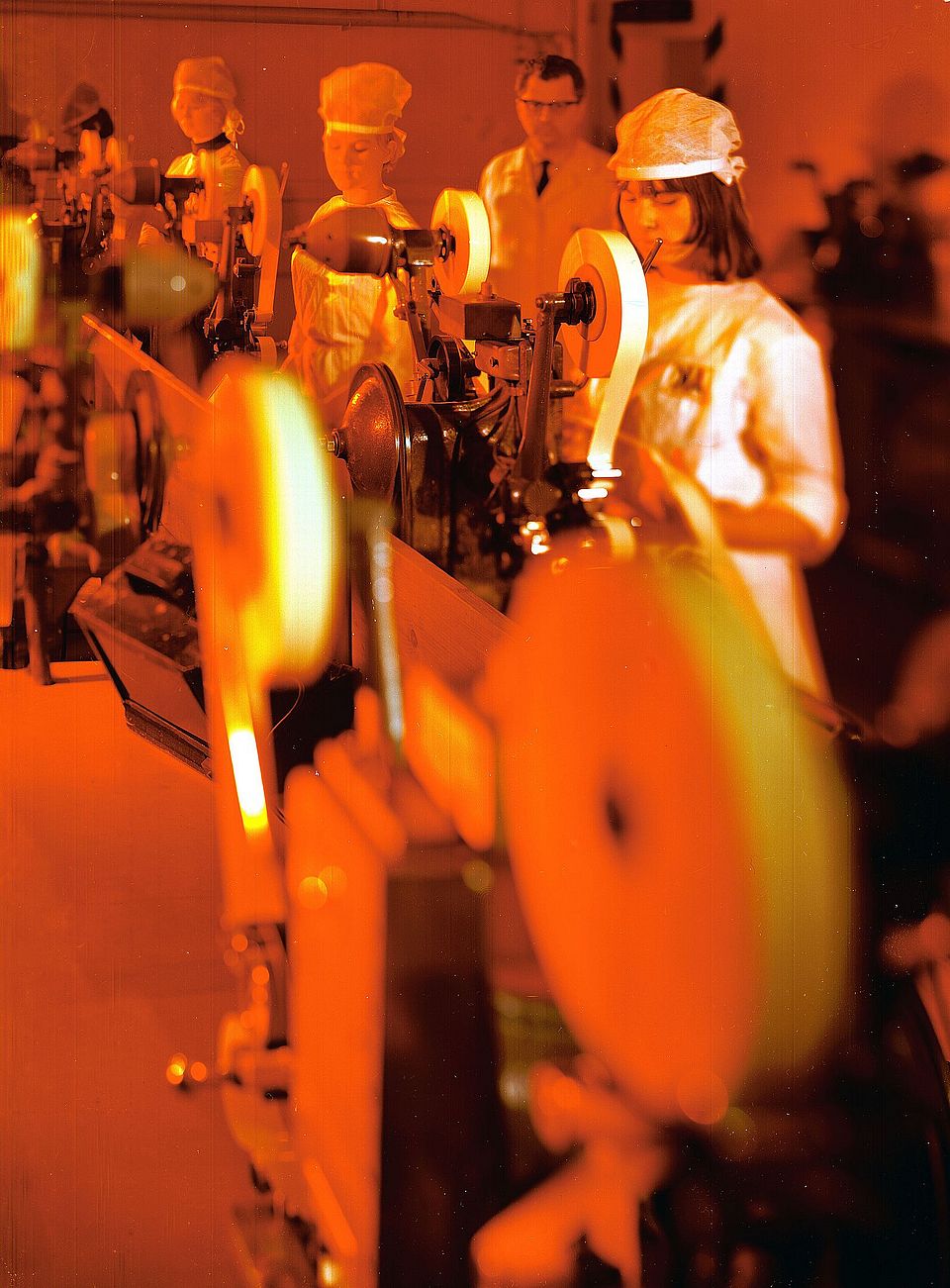 Image: Wolfgang G. Schröter, Workers in the Production Hall of the VEB Filmfabrik Wolfen, 1955-1973, colour diapositive. Deutsche Fotothek, Dresden.
