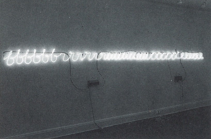 Bruce Nauman, My Name As Though It Were Written On The Surface Of The Moon, 1968, Neonröhren auf Klarglasröhren-Aufhängerahmen, in vier Teilen, 27.9 x 518.2 x 5.1 cm, aus: Bruce Nauman, Exhibition Catalogue and Catalogue Raisonné, hrsg. von Joan Simon et al., Minneapolis: Walker Art Center, 1994, S. 225.